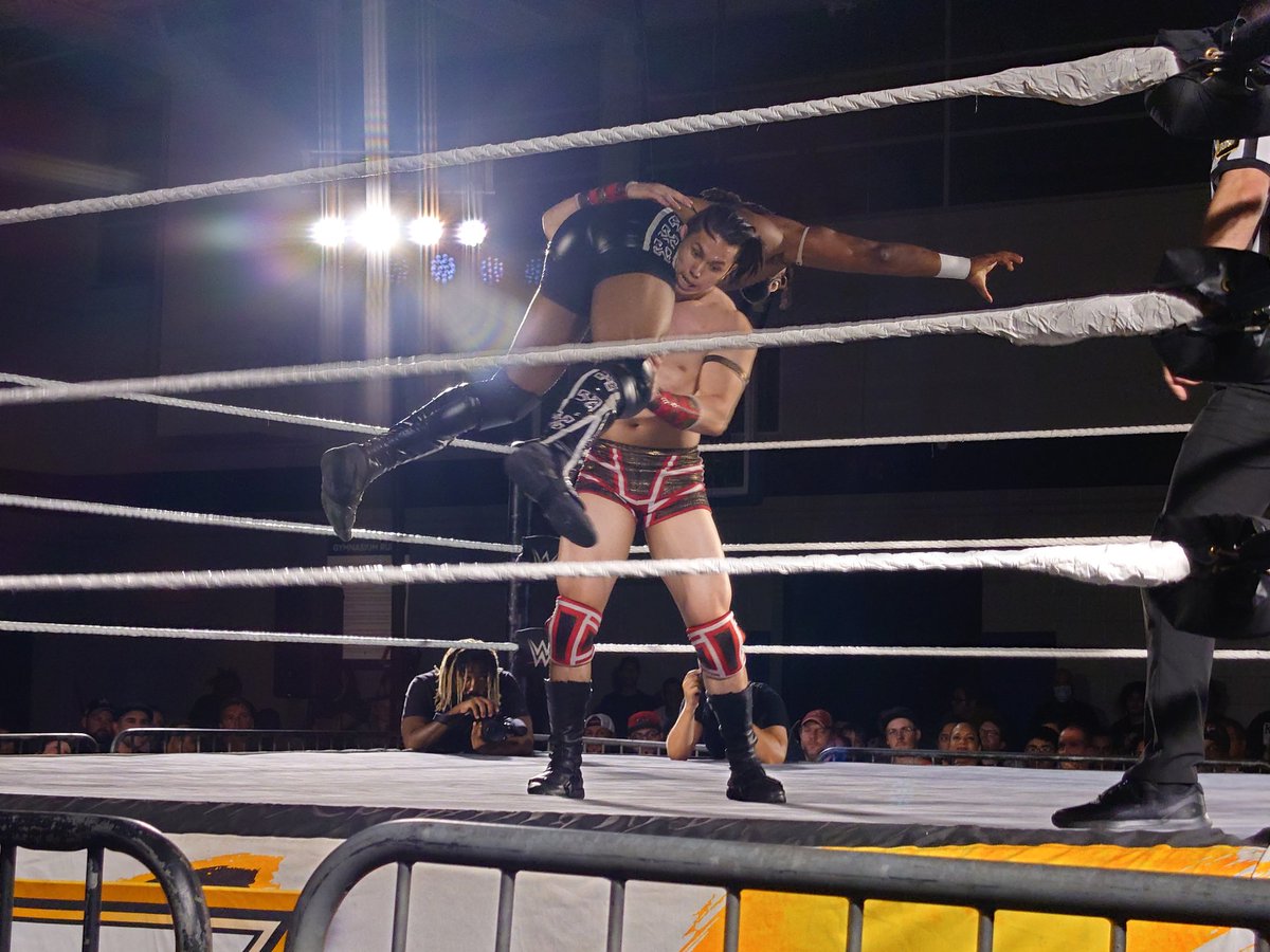 JeffReidUP's tweet photo. #NXTOrlando @chenshifu is able to keep @dragonlee95 grounded in the early goings, and @_trickwilliams and @Bigboawwe trade kicks. These two teams complement each other well. https://t.co/YjcAzWF0e1