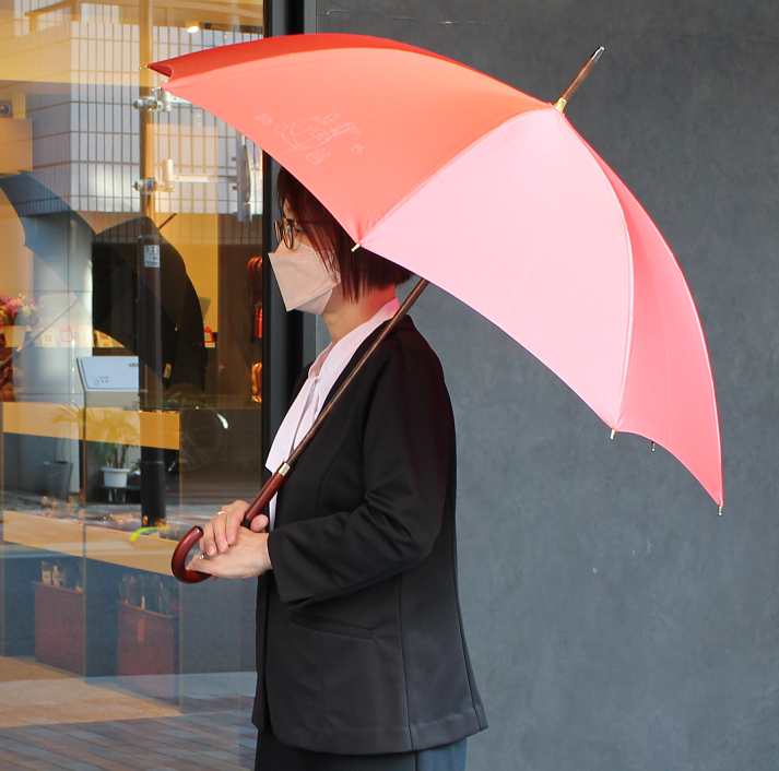 caneton1965's tweet photo. 「サツキの雨傘」は撥水加工・UV加工の施された
#晴雨兼用 仕様です。
これからの季節に、そして #一生もの の本格的な１本
としてお求めをお待ちしております。

コラボグッズショップ https://t.co/sEaA2DXE4F 

#となりのトトロ #コラボ #傘 #限定モデル https://t.co/K8X0bdot1J