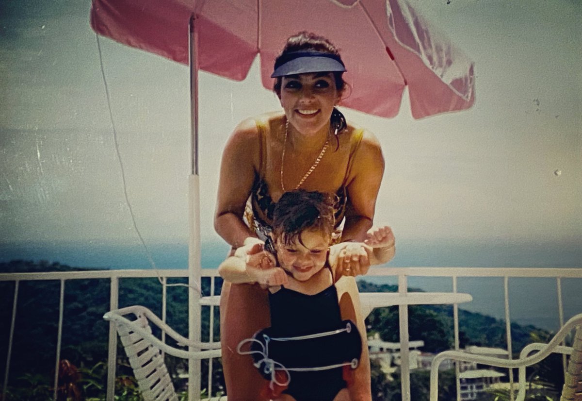 OliviaCollinsMX's tweet photo. Estas costas quintanarroenses me trajeron bellos recuerdos de Acapulco 🎶🪷🐚 ¿En CDMX está diluviando verdad? 🤭☔️🧡 Encuentren siempre su rayito de sol 🌞 #acapulco #lasbrisas #playa #recuerdos #acuerdatedeacapulco #oliviacollins #vidacollins https://t.co/sL31DQ9m1D