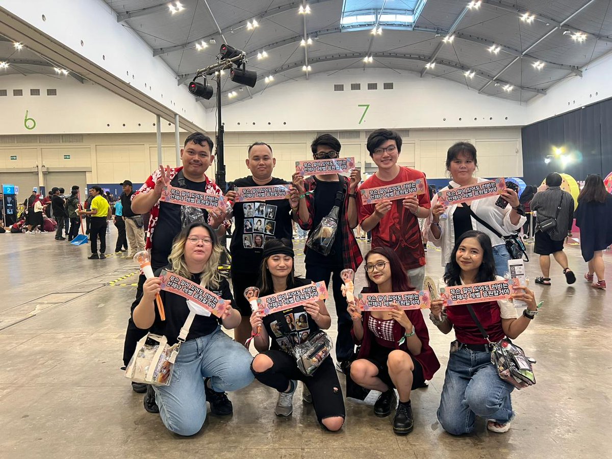 phantasmargoria's tweet photo. dan waktunya apresiasi untuk temen2 dan mutual yg akhirnya bertemu setelah sekian lama 😭😭😭😭

@Kikuzero_ @peeesang @ricaaroa @joyspoire @joygiveluv @wenbaebear @roninveluv @ielelhaaem https://t.co/4jTGVIohLl
