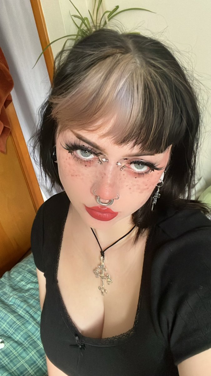 m0thsicle's tweet photo. some goth girl for ur timeline https://t.co/MbuoKuADFD
