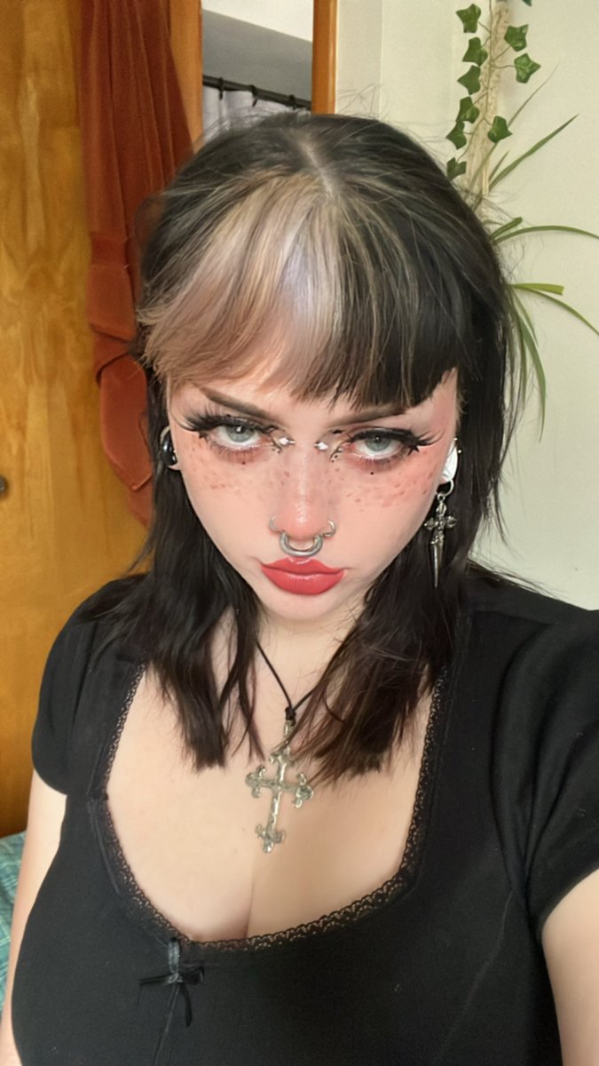 m0thsicle's tweet photo. some goth girl for ur timeline https://t.co/MbuoKuADFD