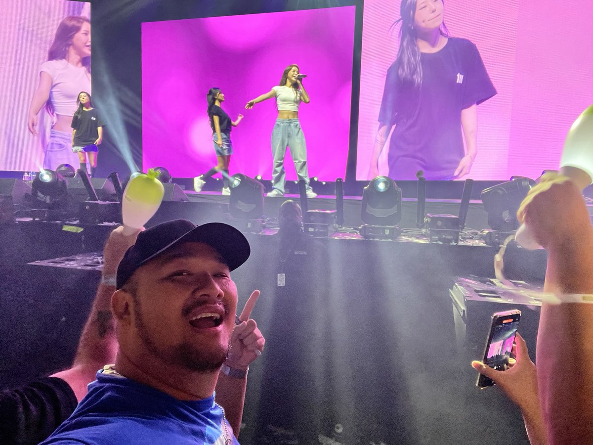 biglong50's tweet photo. Having the time of my life right now!!! Dancing, singing and vibing with fellow MooMoos is an experience all moomoos need to have!!! #MAMAMOO_ATL #MAMAMOO_IN_ATLANTA #MAMAMOO_MyCon #Mamamoo_MyConUS #mamamoo https://t.co/iafdz23Z0x