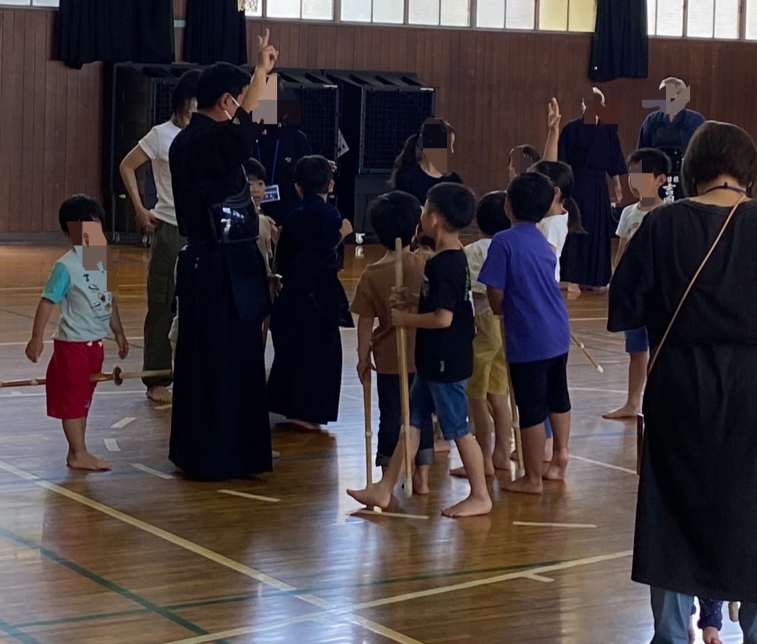 ozoneterauchi's tweet photo. 先週のイベント後、たくさんのお友達が体験に来てくれています😊
ありがとうございます🙇‍♀️
その様子を少しだけ📷

まだまだ見学・体験受付中です❣️

最後の写真は去年入会の剣士たち。1年でずいぶん成長しました👏

#豊中 #小曽根 #寺内 #北条 #剣道 #武道 #習い事 #小曽根寺内剣友会 https://t.co/pNTobXBDBa