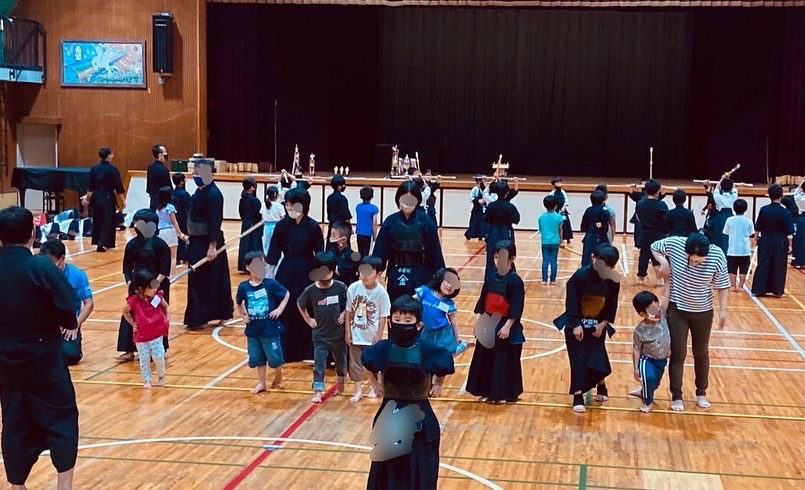 ozoneterauchi's tweet photo. 先週のイベント後、たくさんのお友達が体験に来てくれています😊
ありがとうございます🙇‍♀️
その様子を少しだけ📷

まだまだ見学・体験受付中です❣️

最後の写真は去年入会の剣士たち。1年でずいぶん成長しました👏

#豊中 #小曽根 #寺内 #北条 #剣道 #武道 #習い事 #小曽根寺内剣友会 https://t.co/pNTobXBDBa