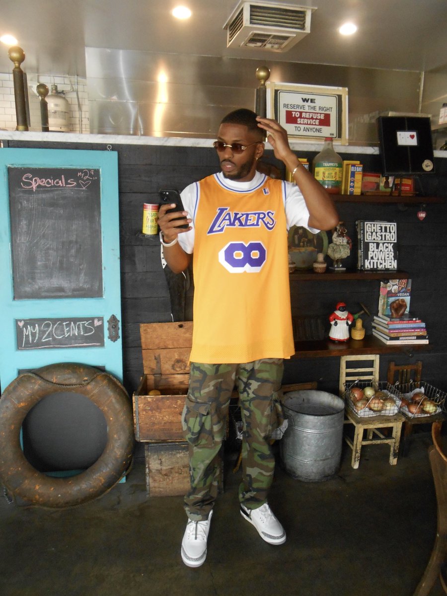 HeirBell's tweet photo. Something slight at my favorite food restaurant #Fitcheckin #kobe #infinity ∞ https://t.co/xfak43Isni