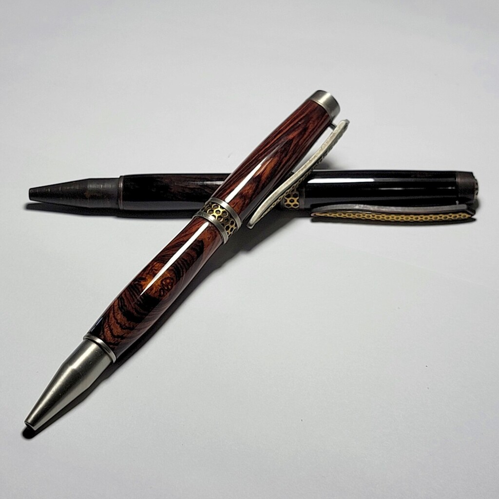 theeverymaker's tweet image. And a new set of pens, gifts for a couple of my friend's kids. I'm very happy with how they came out. 

The first is Cocobolo, which has this redish orange color, the wood is absolutely stunning. The other is African Blackwood that really looks almost bl… instagr.am/p/CsfMZ20M727/