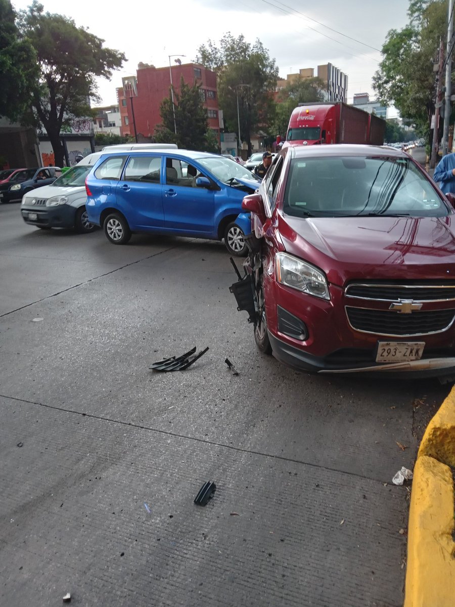 rox_merfri's tweet photo. @BJAlcaldia @STaboadaMx ojalá puedan hacer algo para prevenir los múltiples choques al mes que se dan al cruzar desde la Calle20 sobre #AvenidaRevolución hacia la Calle 25. Es un peligro tanto para automovilistas como para peatones. Este choque fue de hoy. 
@SPedroDLosPinos https://t.co/LvOy8UAgSD