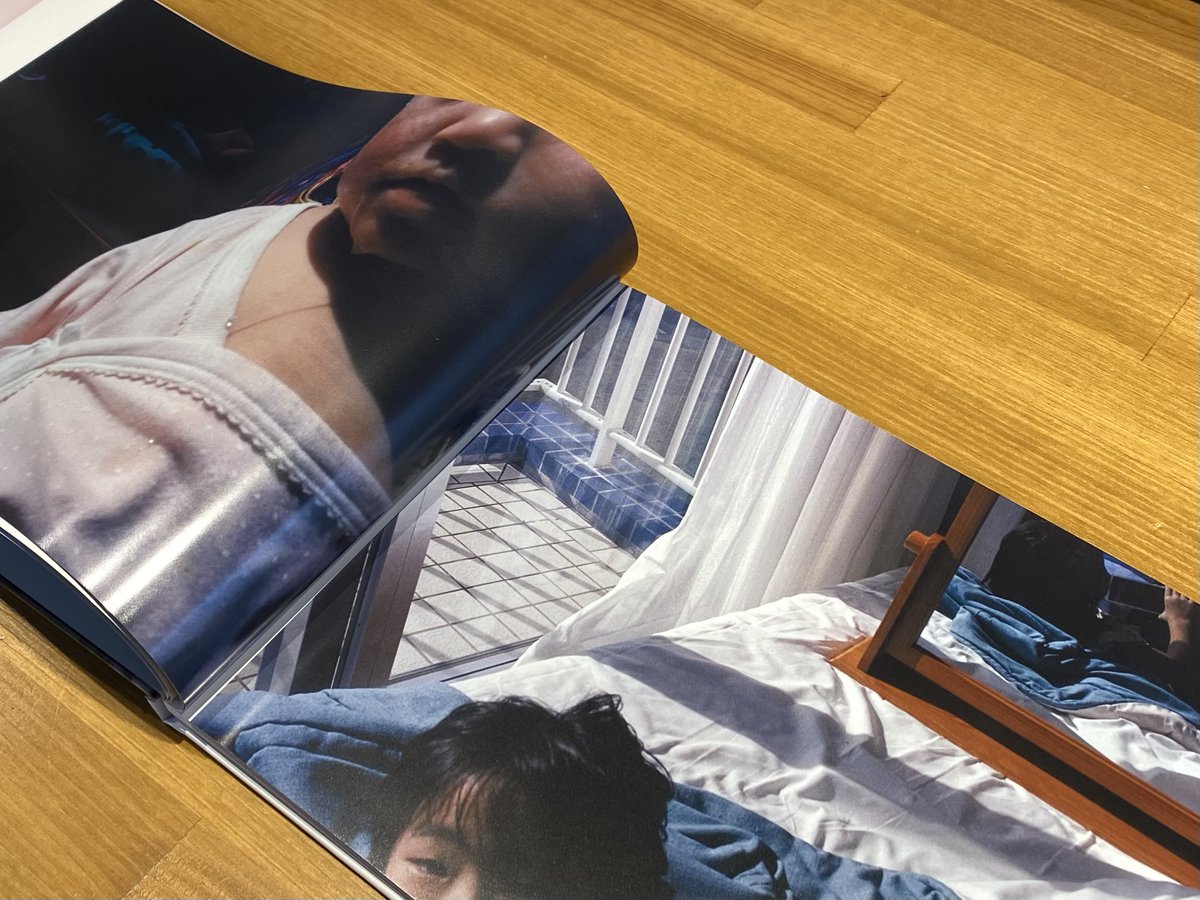 【新着本】
林朋奈さん『フラグメントライト』が入荷いたしました！

あらゆるひとの、生き物のはだ、そこに落ちた光が目に焼き付いていくような一冊。少しざらついて、生っぽく柔らかい紙の質感も面白いです。小冊子には、Cutsigh（ギタリスト）さんの寄稿、写真家による印刷立ち会い日記などが。