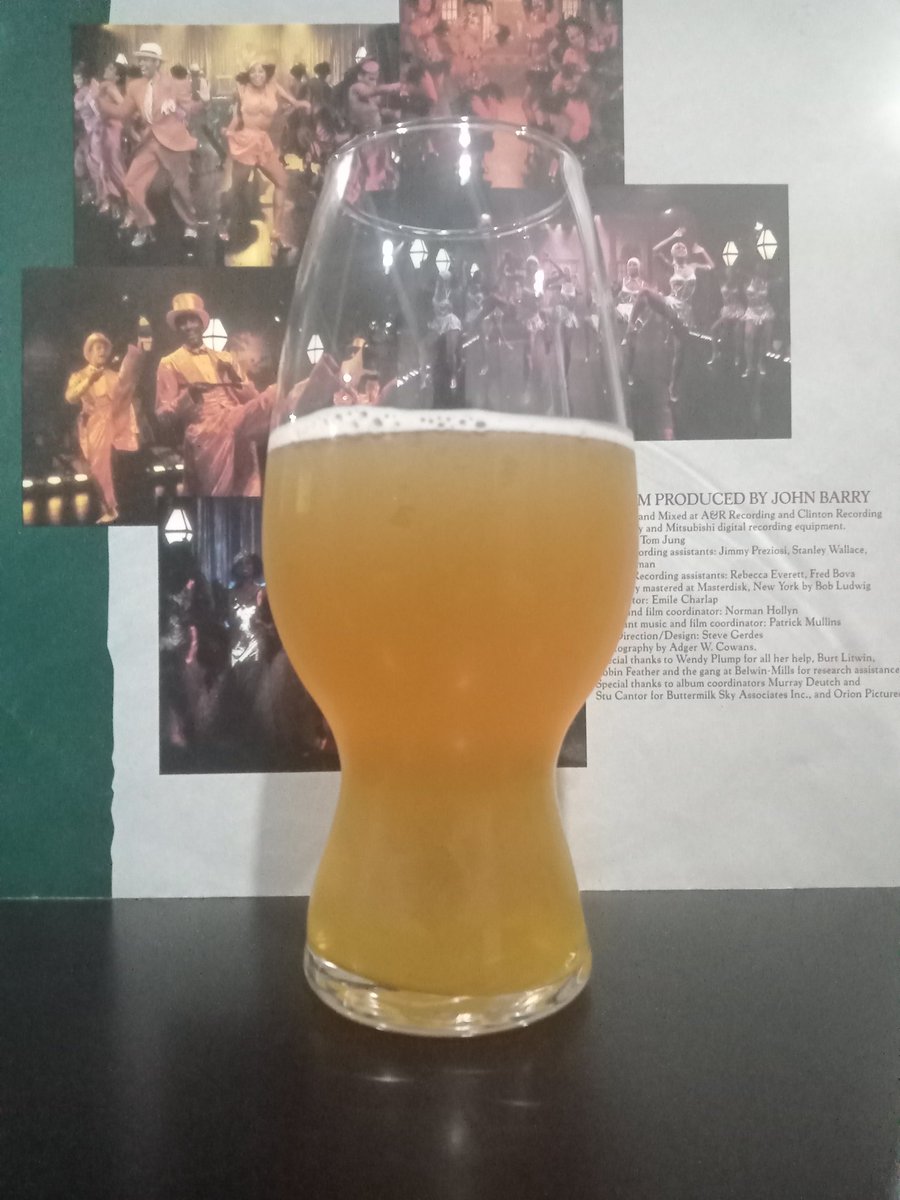 FCervisia's tweet photo. Más del #CebadaYVinyl con la IPA de @NacionalMorelos y sus maltosos y dulces 5%. Escuchando el soundtrack de The Cotton Club 1984.

#beer #frigus #cerveza #craftbeer #beerme #BrothelHB #vinylcollector #vinylrecords #beerlover #beetime #drinkbeer #birras #weekend #artesanales https://t.co/uNlxTBWZGb