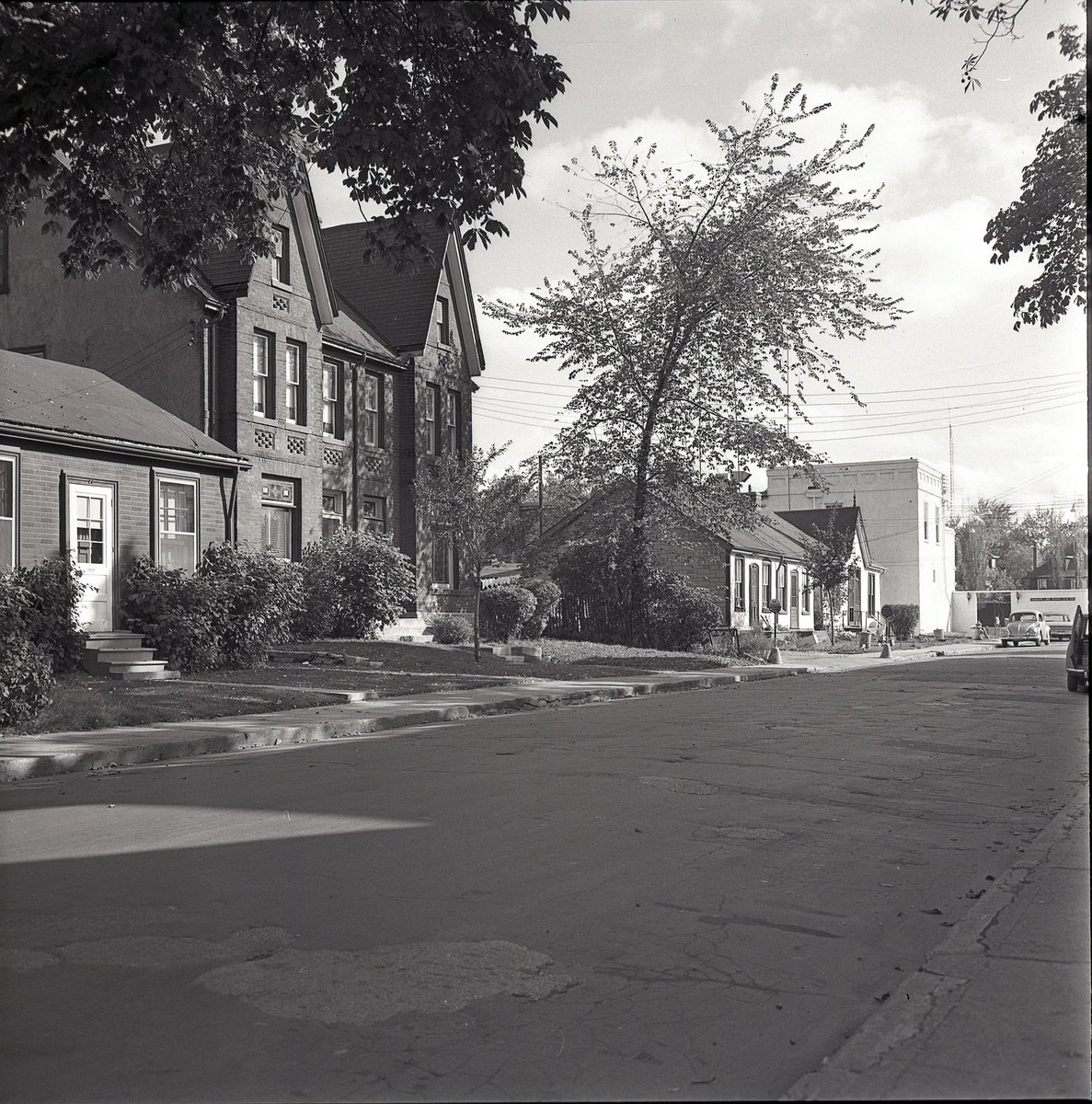 g_meslin's tweet photo. TPB scan #168
Looking east along Price Street (east of Yonge, and south of ‘the five thieves’). At the end of the street, the gated entrance to the Toronto Lawn Tennis Club. Of this view, only the gate and the white building next to it remain. https://t.co/P1t8BfzNot