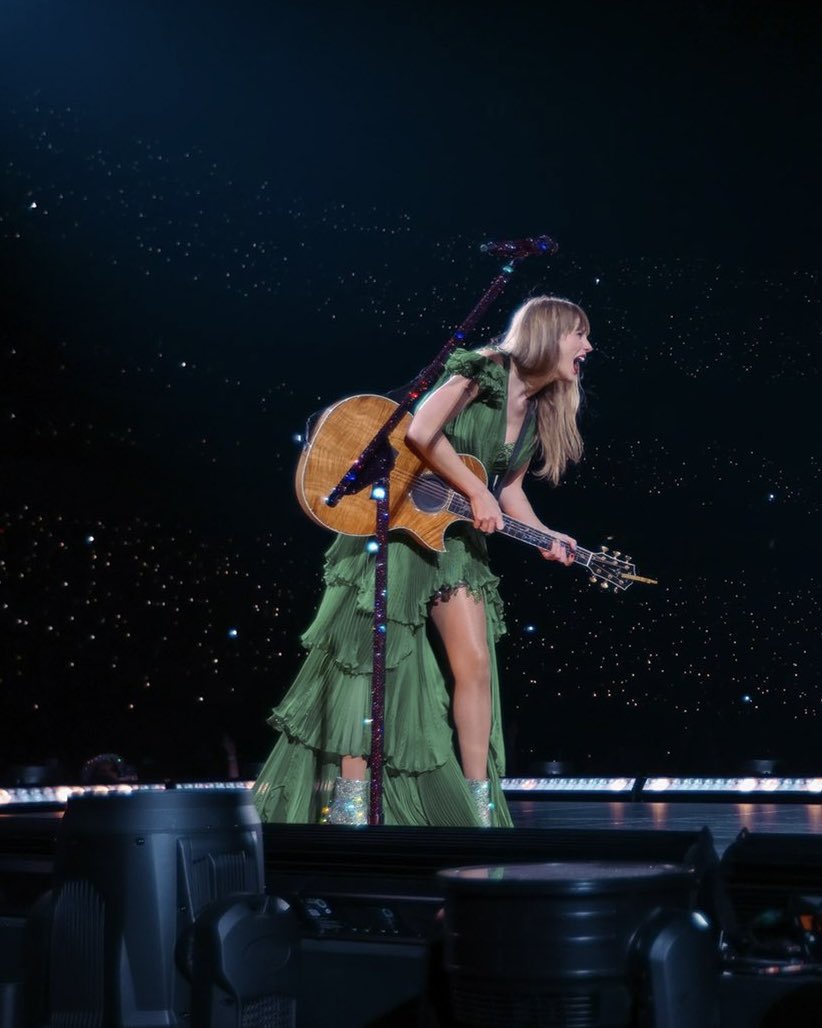 🚨| Taylor Swift performs “Question…?” from “Midnights” as the 1st surprise song for Day 2 of ‘The Eras Tour’ in Foxborough, MA! “I’ve just never been this happy in all aspects of my life ever. It just brings me so many happy memories.” #TSTheErasTour  #FoxboroughTSTheErasTour