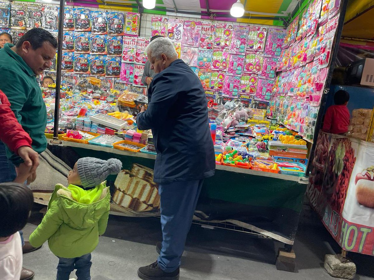 CarlosPeredoG's tweet photo. Este sábado mi esposa Angélica Hernández y un servidor estuvimos con nuestros amigos del Barrio de Xoloco de la Calle Longinos Méndez a quienes agradezco la invitación a la celebración de su Santa Cruz y con ello disfrutar en familia nuestras bonitas tradiciones. #carlosperedo https://t.co/Zu5vL0E93S