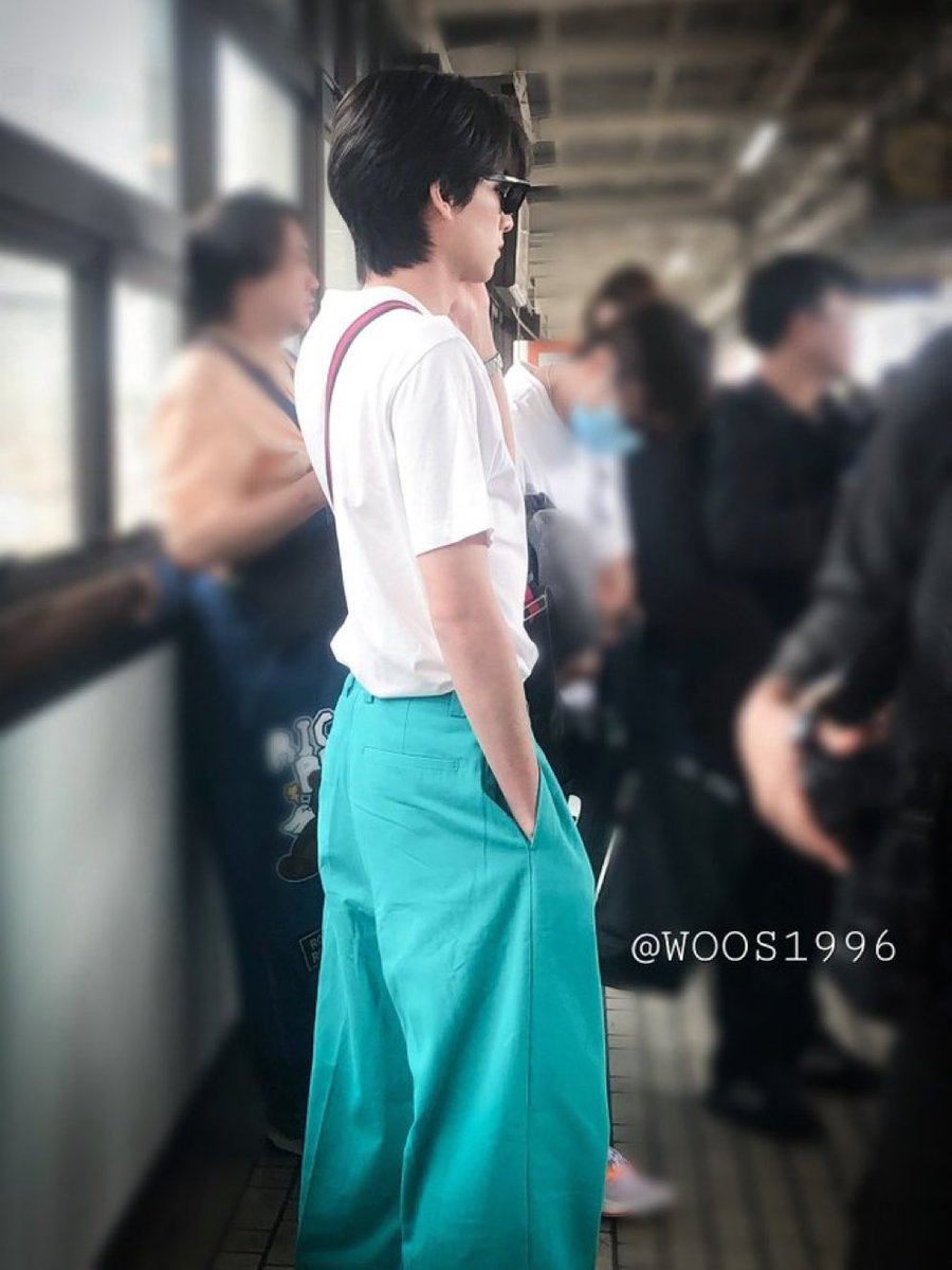 hakyuunamatata's tweet photo. Idk, but something about this picture, the way he stand, the way he jutted his hips on one side, the way his slim waist line visible really scream sassy to me 🥹 mint green looks cute on him https://t.co/O8otbpwPKY