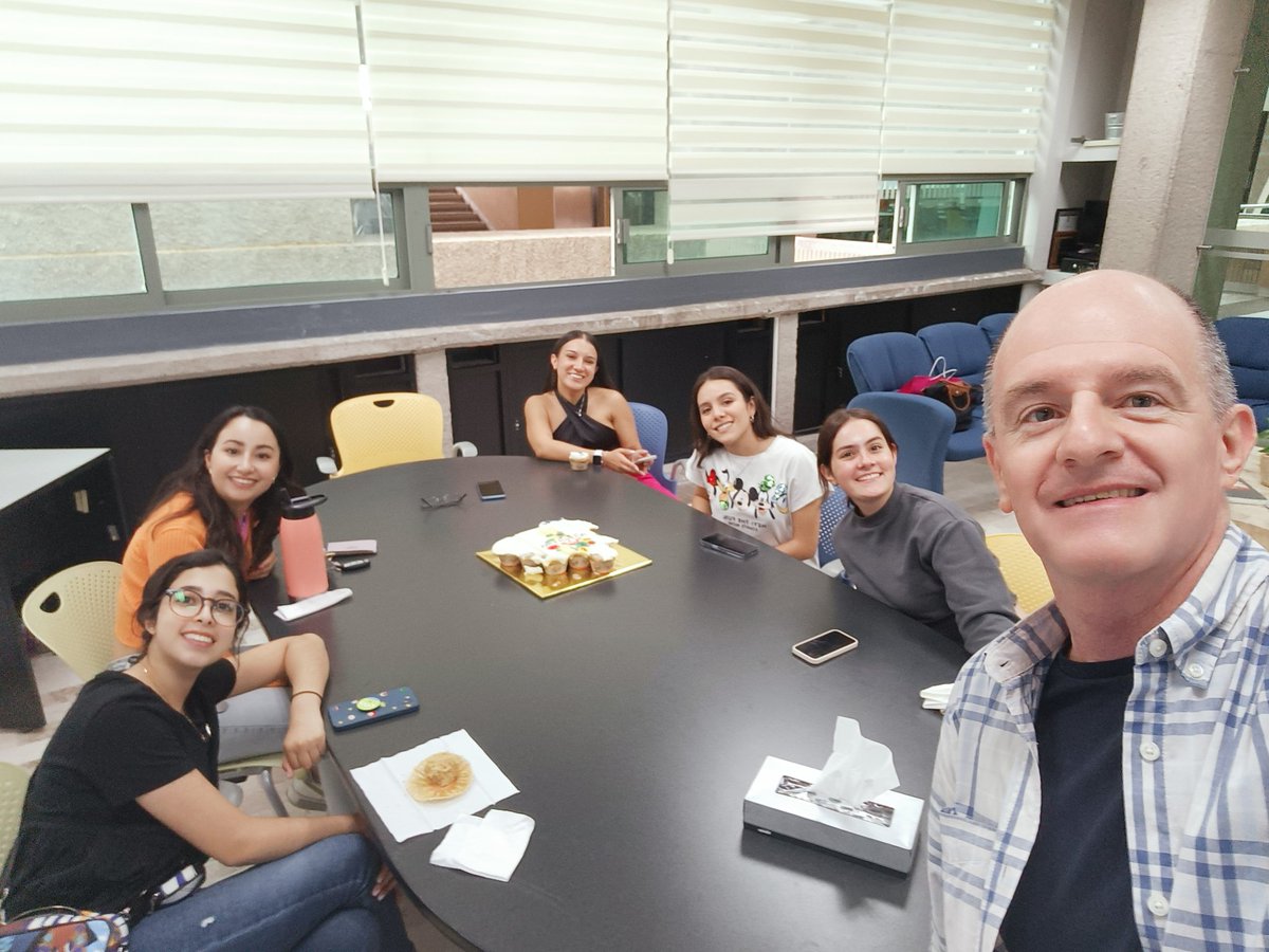 LuisGilOjeda's tweet photo. Festejando el día del mercadólogo @TECcampusSLP @ExatecSLP https://t.co/OOHcbMHLQD