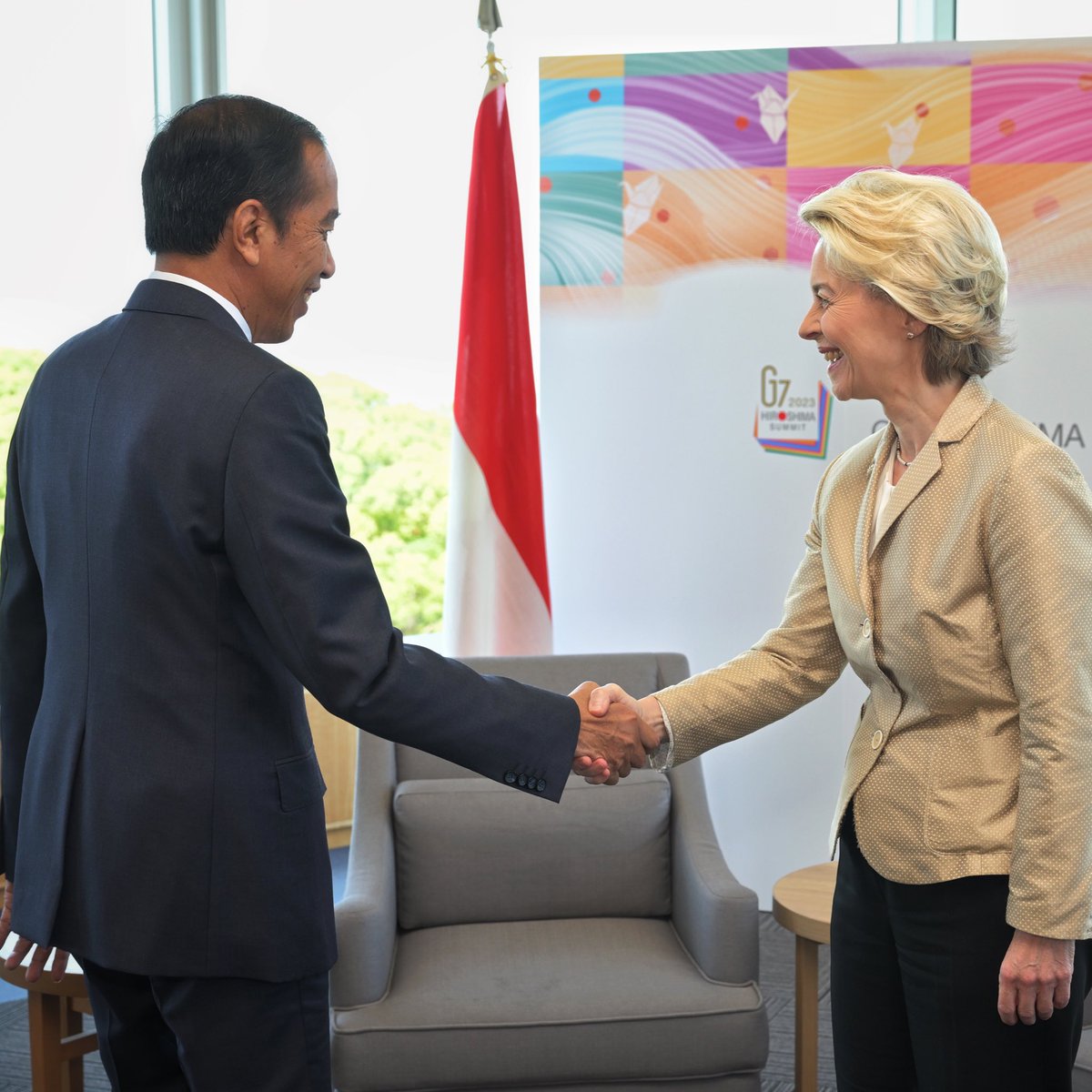 Good to see Pdt @jokowi of Indonesia. 

Congratulations again on your successful G20 presidency.
 
We both want an ambitious 🇪🇺🇮🇩Comprehensive Economic Partnership Agreement. 

So let’s work towards that.

#TeamEurope is a top supporter of a just energy transition in your country