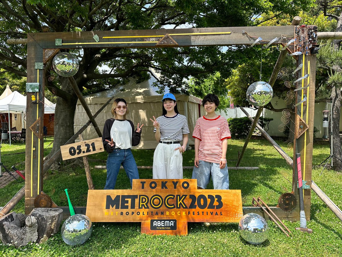 SHISHAMO_BAND's tweet photo. 本日は
「TOKYO METROPOLITAN ROCK FESTIVAL 2023」(@METROCK_pr )
に出演します!!!

最高の天気！めちゃくちゃ暑いです〜！☀️

SHISHAMOの出番は、
WINDMILL FIELD にて14:10から！

ABEMAの生中継もあるので、会場でもお家でも一緒にメトロックを楽しみましょう🙌✨(吉川)
https://t.co/0YDkhkeyJk https://t.co/1uBIpgL7uC