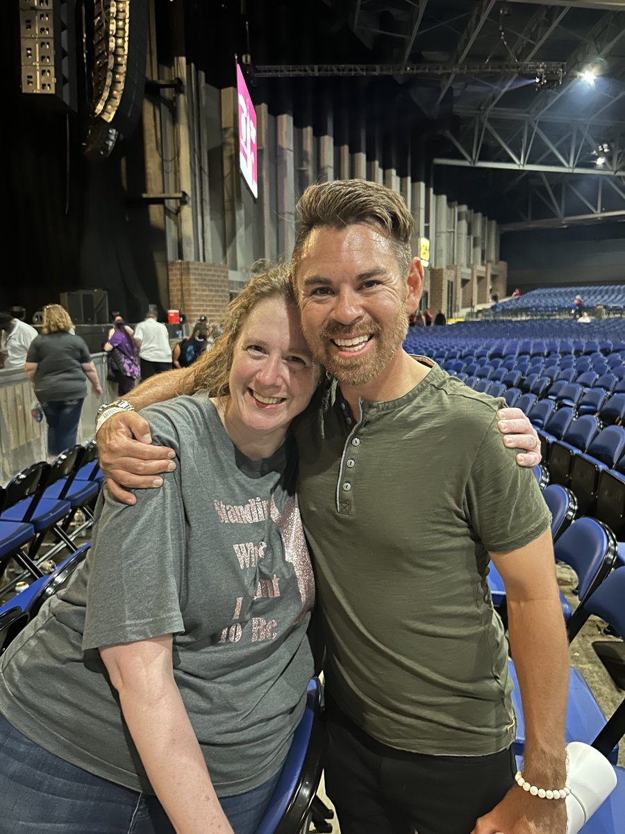 robstylegolf's tweet photo. ⁦@MatchboxTwenty⁩ ⁦@JENNRAES23⁩ 
Great to see you again at another show! https://t.co/DWFyjwJaA5