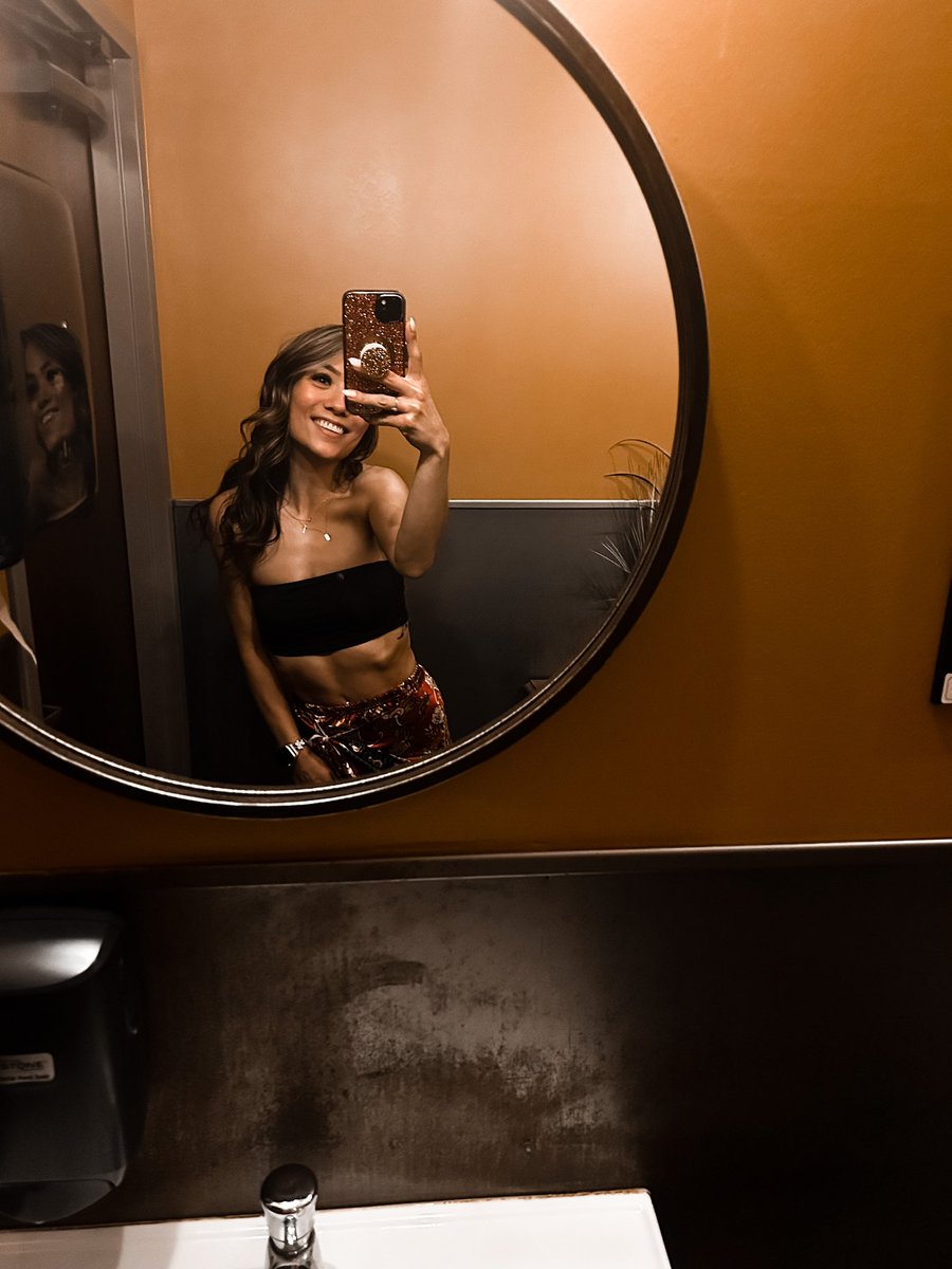 __OCDev's tweet photo. drunk bathroom selfie 🖤 https://t.co/zlthtN7xJm