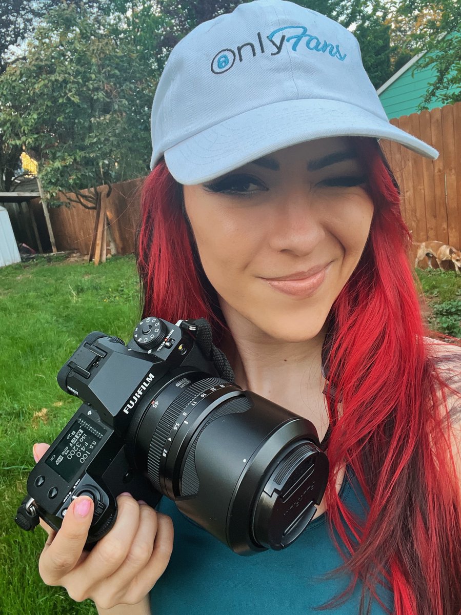 LanaYReviews's tweet image. ppl at #crypt23 kept looking at my husband then looking at me, then smiling REALLY WIDE and I thought ???

husband’s accessories: