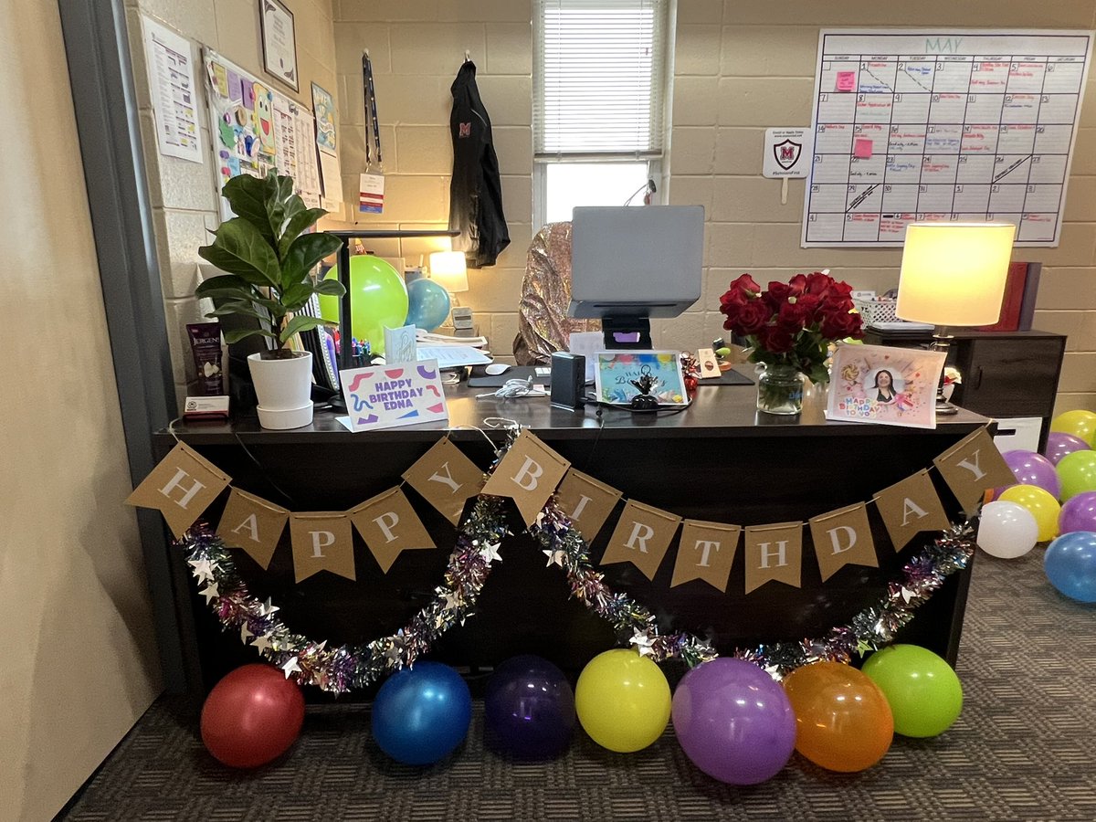 ELHR77's tweet image. Had an amazing birthday yesterday (5/19) thanks to my friends/coworkers! 🥰✨🥳 #Birthday #EdnaMode