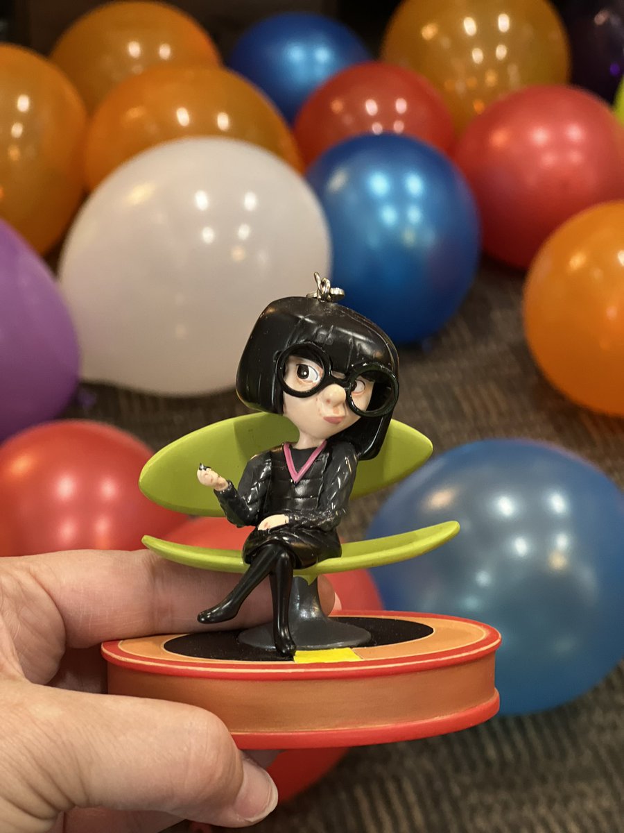 ELHR77's tweet image. Had an amazing birthday yesterday (5/19) thanks to my friends/coworkers! 🥰✨🥳 #Birthday #EdnaMode