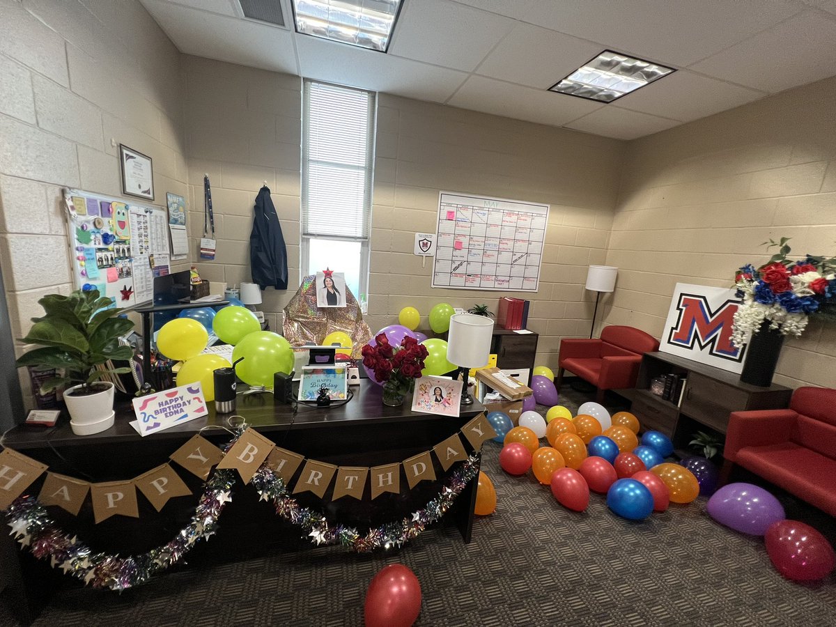 ELHR77's tweet image. Had an amazing birthday yesterday (5/19) thanks to my friends/coworkers! 🥰✨🥳 #Birthday #EdnaMode