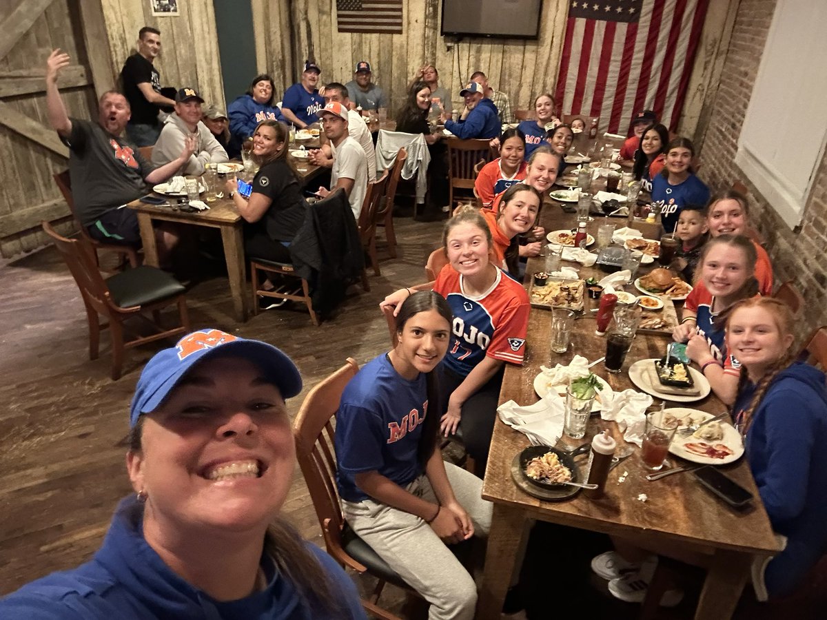 MOJO2K9FOX's tweet image. Dinner was great, ice cream was even better, and having the band sing happy birthday to our #2 Marissa Silva was the best!  #faMily @TnMojoFastpitch #WeHaveMoreFun