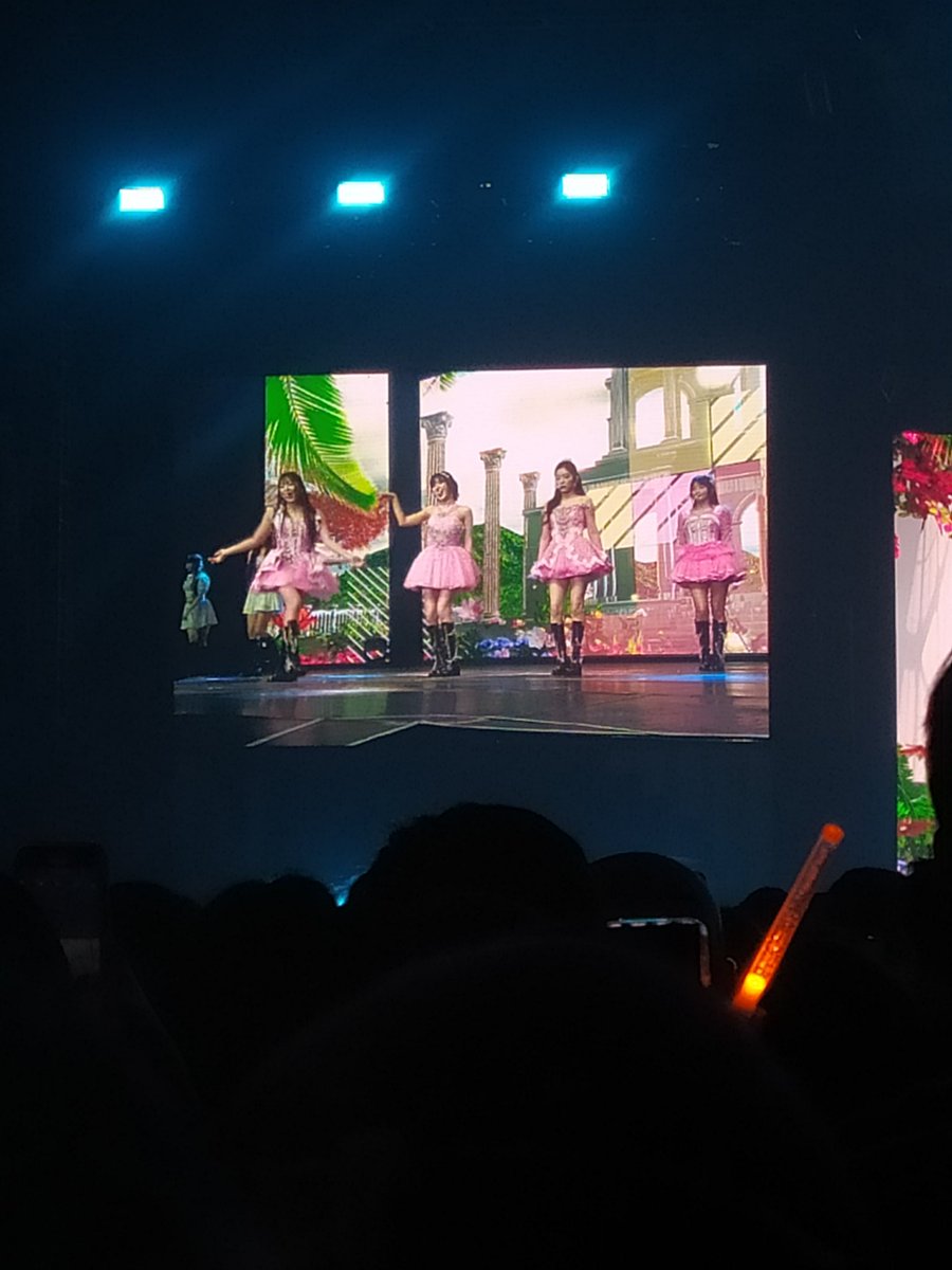pecintaseulgi's tweet photo. SEULGI AKHIRNYA KITA BERTEMU WALAUPUN KAMU CUMA SECIMIT DARI MATA AKUUU DAN NGEBLUR DI FOTO MAKE HP AKU. NANTIIII KITA KETEMU LAGII YA SEULGIII DENGAN JARAK YANH LEBIH DEKETTTT DAN HP AKU YG BAGUSSSSS. MAKASIHHH SEULGIII UDAH BIKIN AKU PUNYA ALESAN UNTUK HIDUP DI BUMIII <8 https://t.co/uacMDKJmkH