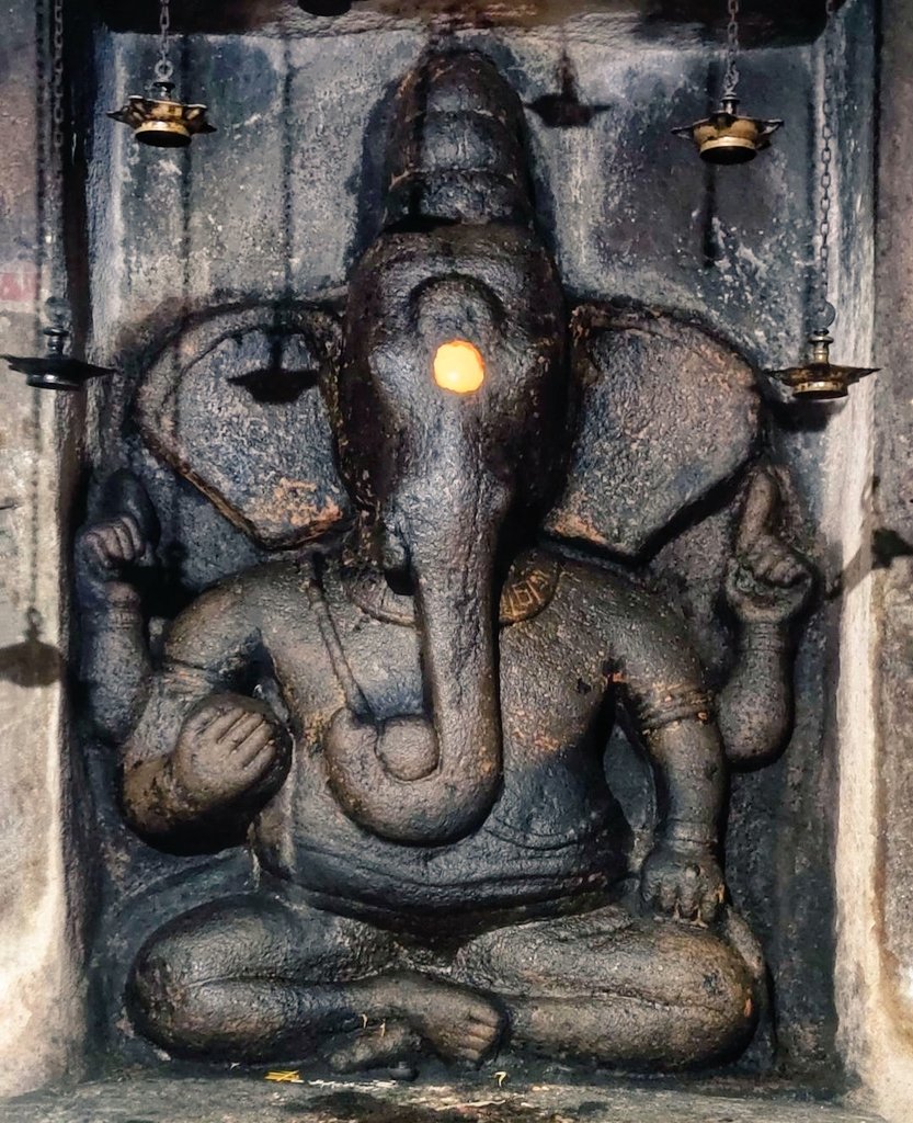 Rock Cut Shri Ganesh Valampuri Vinayagar -Kunrandar Kovil.
Rock Cut Cave Mandir Pudukottai 
The rock cut cave Mandir was excavated during  8th century by Nandivarman 🙏🚩