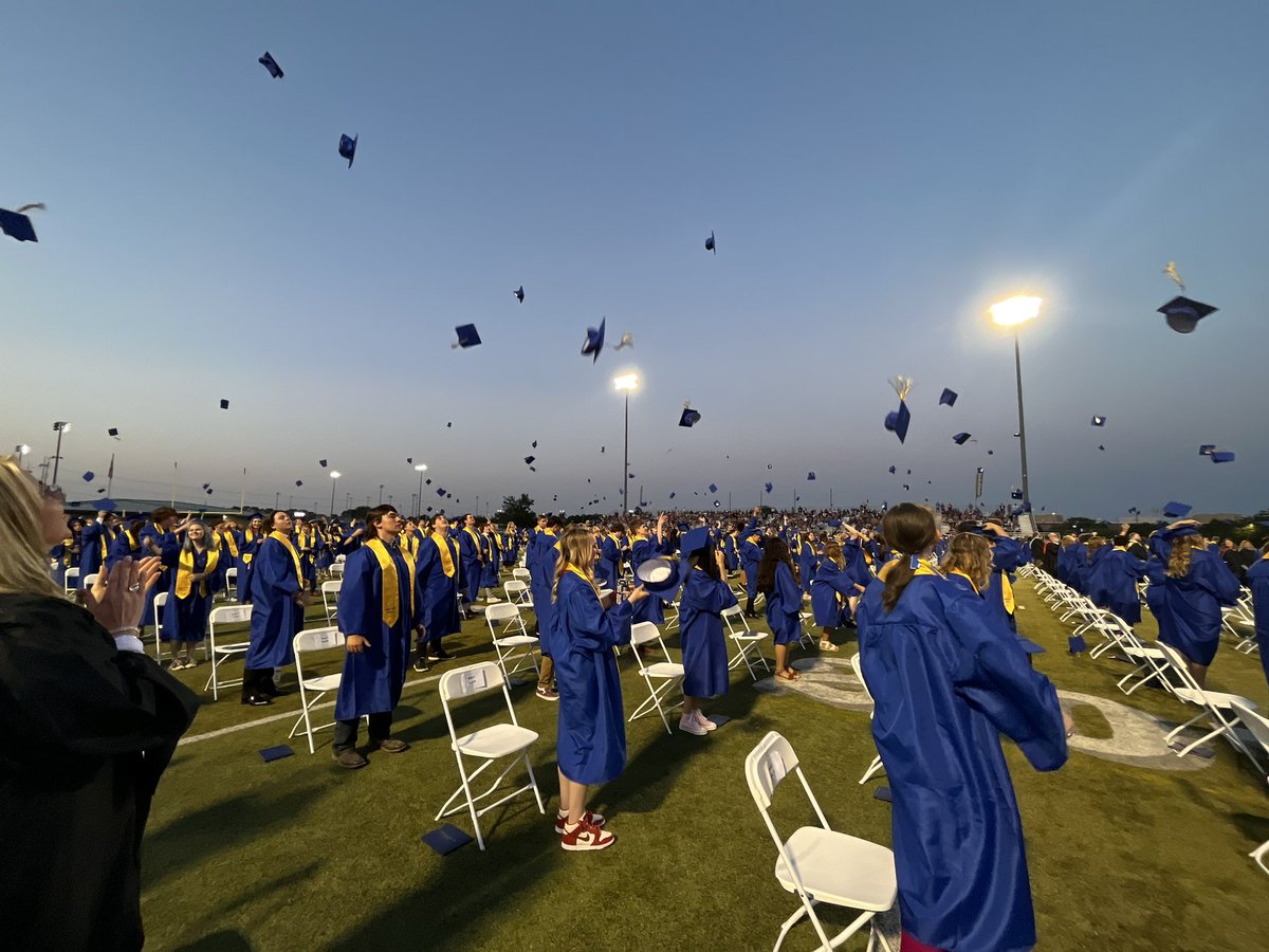kramshawos's tweet photo. That’s a wrap for the OS 2023 grads! 💛💙 🎓💙💛You all are amazing!!!! 🎉@OlatheSouthHS @OS_BirdHouse https://t.co/5QNeGgj2yB