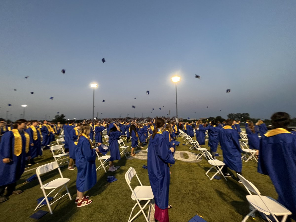 kramshawos's tweet photo. That’s a wrap for the OS 2023 grads! 💛💙 🎓💙💛You all are amazing!!!! 🎉@OlatheSouthHS @OS_BirdHouse https://t.co/5QNeGgj2yB