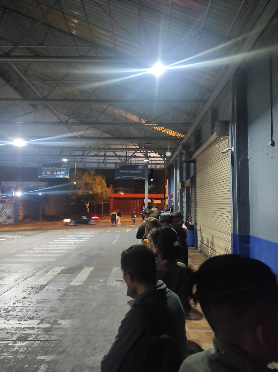 man_rivera's tweet photo. Impresionante que pasen 45 minutos sin que llegue un solo bus de lumaca. La fila crece y crece. 
 
Esta no es la calidad de servicio que merecemos en Costa Rica. 

Mucha frustración. https://t.co/9BUzgIEOrb