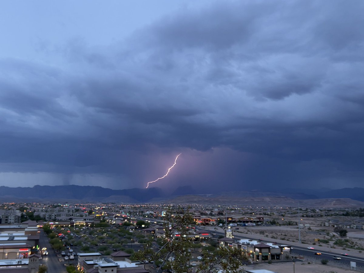 Some lightning captures over the far west edge of the #Vegas valley ⛈️ #vegasweather #nvwx