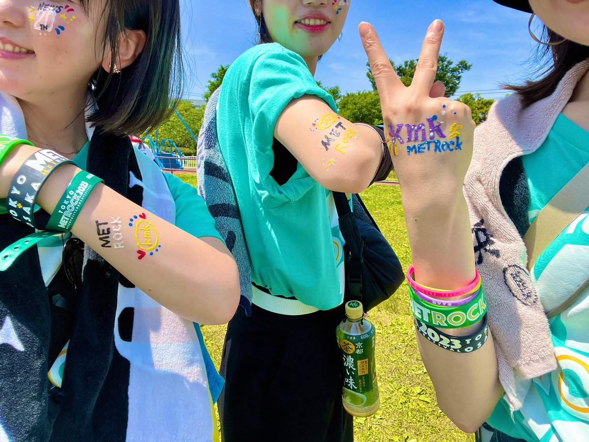 74118915m's tweet photo. 朝からバチバチに楽しんでマス!!!1発目のCreepy Nuts最っ高に楽しかったァァ☀️🌴🌺🌺合法的に声出し解禁ヤーーー🎉 #メトロック #METROCK #miraclepaint #NEWS #NEWS20th https://t.co/BiqUDntog5