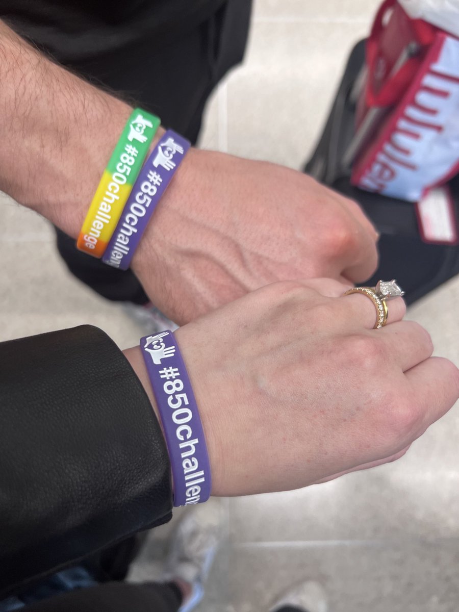 SusanQuaggin's tweet photo. Received an awesome #850challenge 📸to #sockittokidneydisease today! 🙏 for the support #teamcards @jessquagginsmi1 & #teamsurgery @jon_bricker_md - helping raise awareness of the 850M people 🌎 living with #kidneydiseases! https://t.co/4PKjaIfMmX