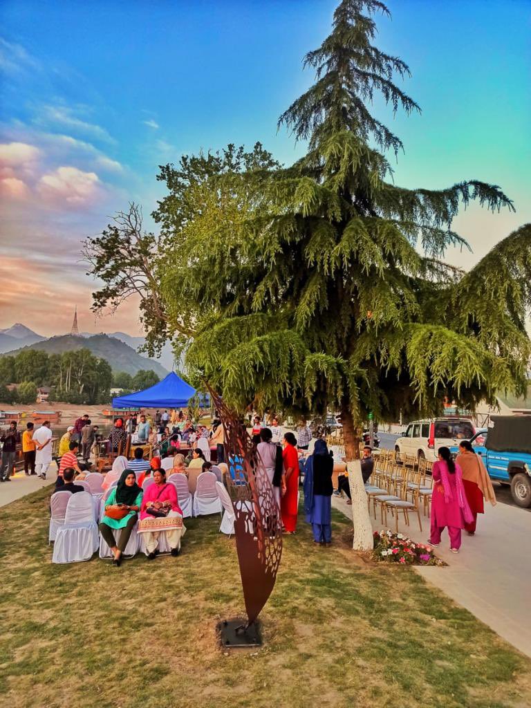 HardeepSPuri's tweet photo. Vibrant colours &amp; bustle of life!
A calm &amp; serene evening on the Jhelum Waterfront in Srinagar, one of India’s 🇮🇳 most beautiful cities. 
Smart City Projects being implemented in the city are giving a new experience to locals &amp; tourists! 

@narendramodi 
@g20org @OfficeOfLGJandK https://t.co/qd5CCaVP4t