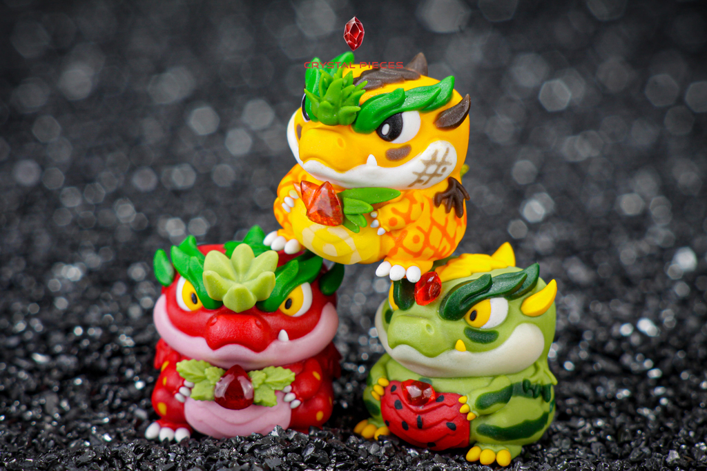 PiecesCrystal's tweet photo. Ready for summer? 🌞 Soaking up the sun with our sizzling summer companion: the Pineapple Drageris! 🍍🐉✨ This fruity mythical dragon will bring you a burst of tropical magic and make every moment feel like a vacation🌴

🌞💦 Let's dive into the raffle… https://t.co/gx0IPjziqA https://t.co/vq9j50tbgZ