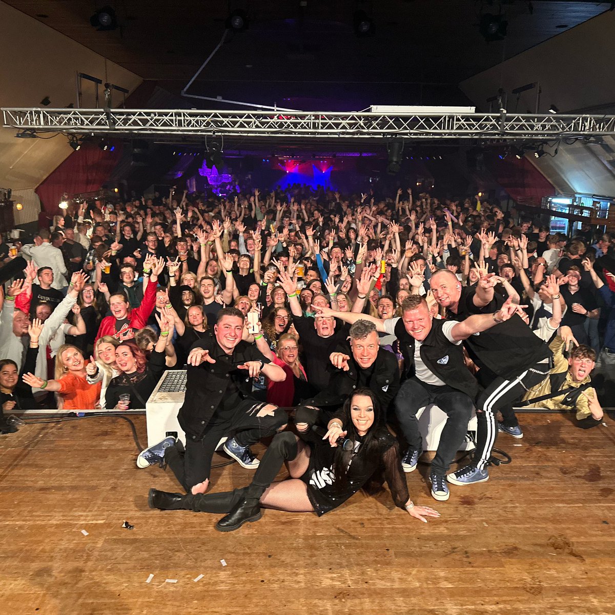 RODEN … in de <a href="/Pompstee/">Pompstee</a> gingen alle remmen weer vreselijk los afgelopen nacht! Kleintje Rodermarkt gaat met jullie echt nooit vervelen! 💎💙 Wat een bak met energie! ⚡️

#aintnopartylikeajetsetparty #knalluhalseenmalluh