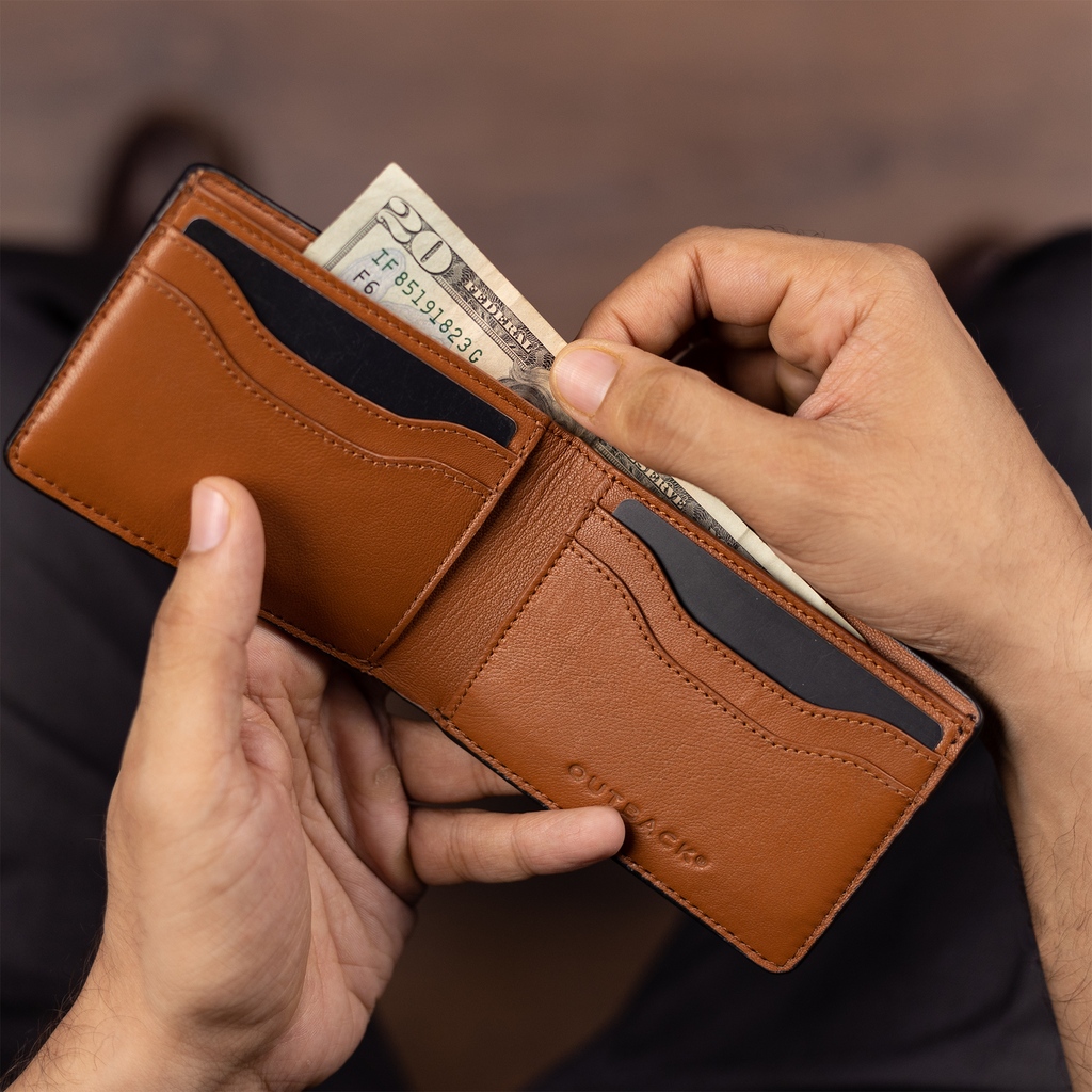 Sleek, secure, and stylish: The ultimate minimalist companion with RFID protection - is the Minimal Wallet.

#outbackworld #outbackobsessed #gooutmuch
#wallets #leatherwallet #walletshop #slimwallet #gridwallet #leathergoods #menswallet #purse #miniwallet #leatherwallets