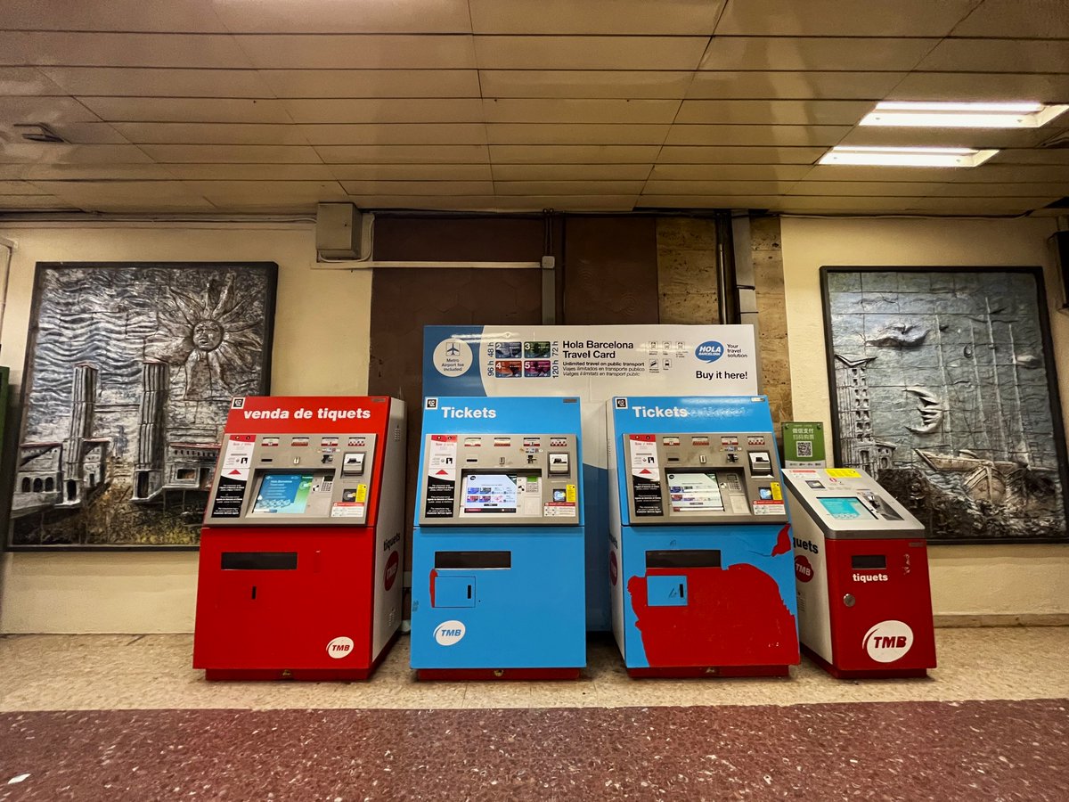 Bcnsingular's tweet photo. Quatre plafons ceràmics de finals dels 60 al vestíbul de la plaça de Gaudí de l'estació de metro de #SagradaFamília que representen amb més o menys encert el temple expiatori, l’Arc de Triomf (!), les torres venecianes i el port. En són autors Pedro Delso i Juan Mauricio Sanguino https://t.co/SyPgzouz5a