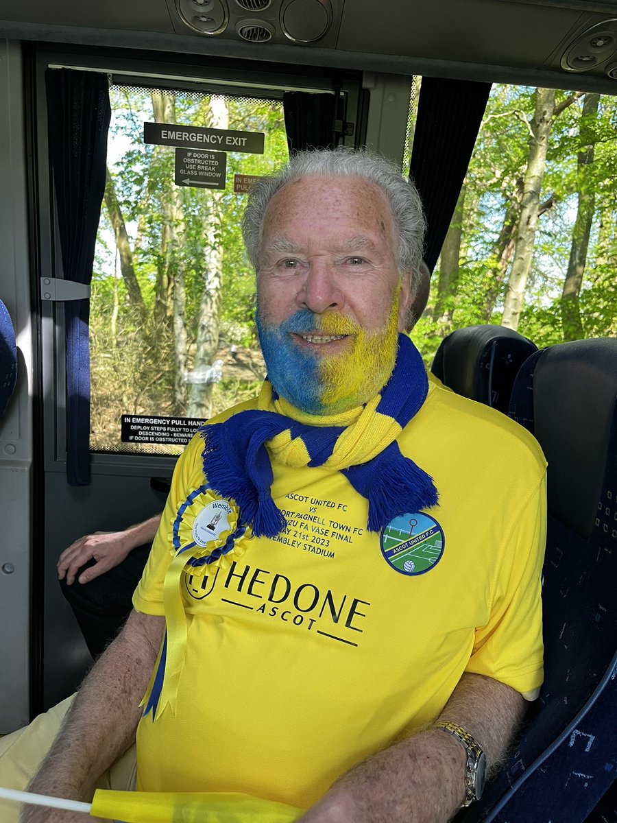 @AscotUnitedFC supporter 85 years young Vernon is ready for the WIN!! #YellasgotoWembley