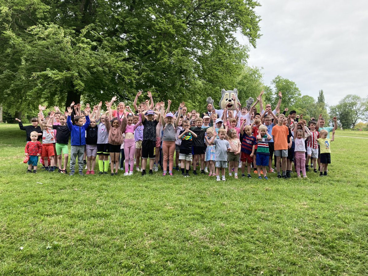 Primary schools from #Farnworth have taken over the Junior @Boltonparkrun this morning to raise money for @boltonhospice Thank you to the Mayor of Bolton for making this his first official duty.