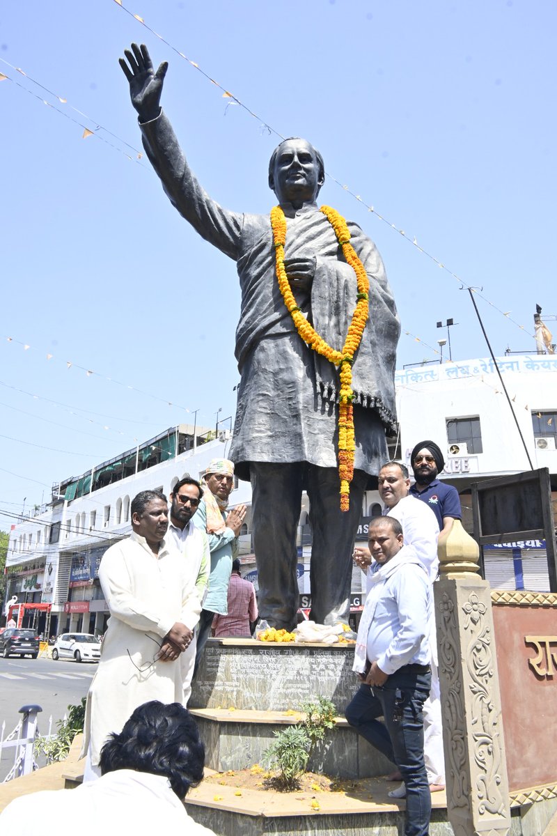 AshishBari20's tweet photo. 21 मई भारत रत्न पूर्व प्रधानमंत्री स्व राजीव गांधी जी की पुण्य तिथि पर #जबलपुर_नगर_कांग्रेस_कमेटी , #पिछड़ा_वर्ग विभाग द्वारा राजीव गांधी चौक स्थित प्रतिमा पर माल्यार्पण कर श्रद्धांजलि दी गई।
@INCMP https://t.co/0lntDOPSSA