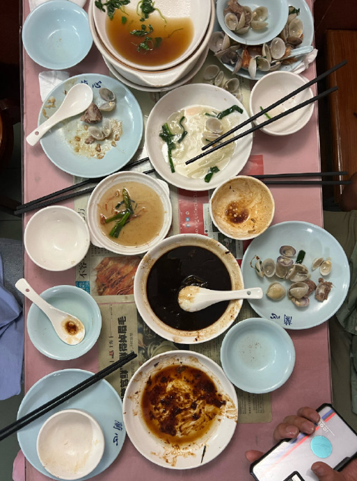 昨天有外地朋友来上海，带他们在进贤路吃小馆子，老上海本帮菜，周末加上520，很多人，店里很小很挤，我还担心他们会不舒服。而且他们中午吃的日料。