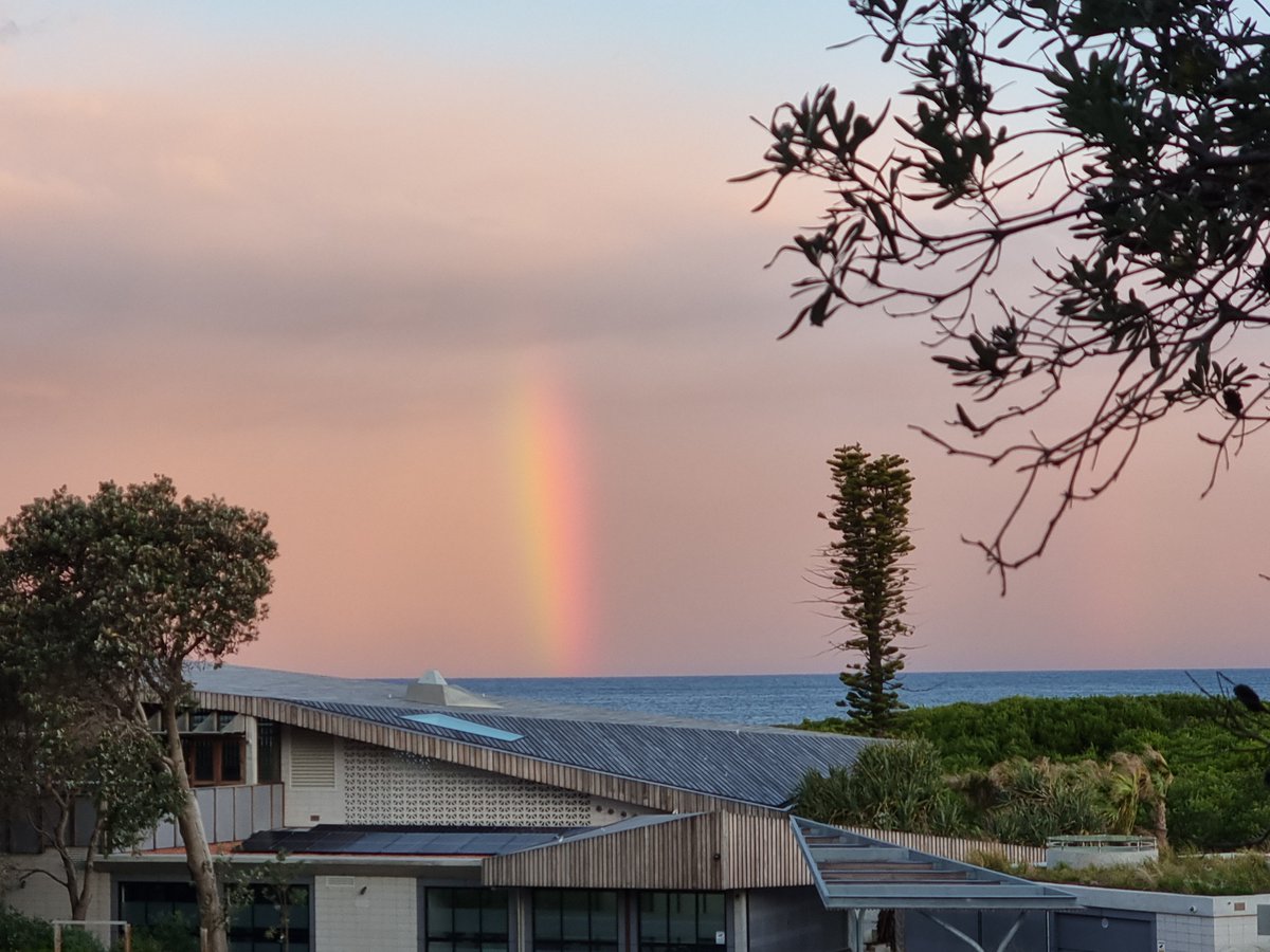 mawson_lee's tweet photo. Rainbows over Long Reef in Sydney this evening.
#rainbows #longreef #sydney https://t.co/k6elqAG9DQ