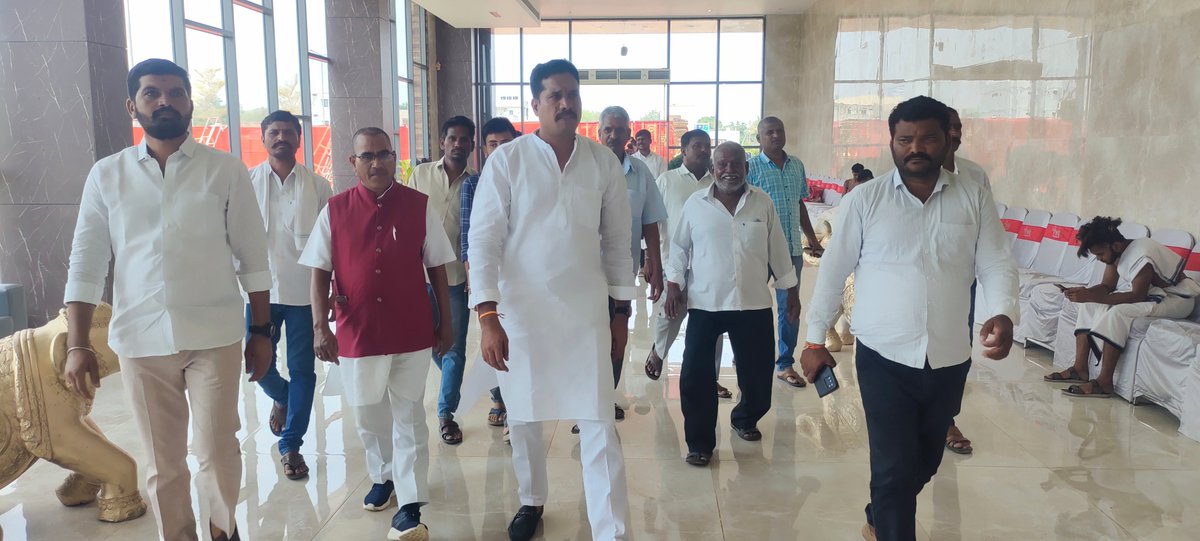 JatothuH's tweet photo. నూతన వధూవరులను ఆశీర్వదించిన బిజెపి గిరిజన మోర్చా రాష్ట్ర అధ్యక్షులు శ్రీ జాటోతు హుస్సేన్ నాయక్ గారు #MHBD https://t.co/6IH3ipaNLm
