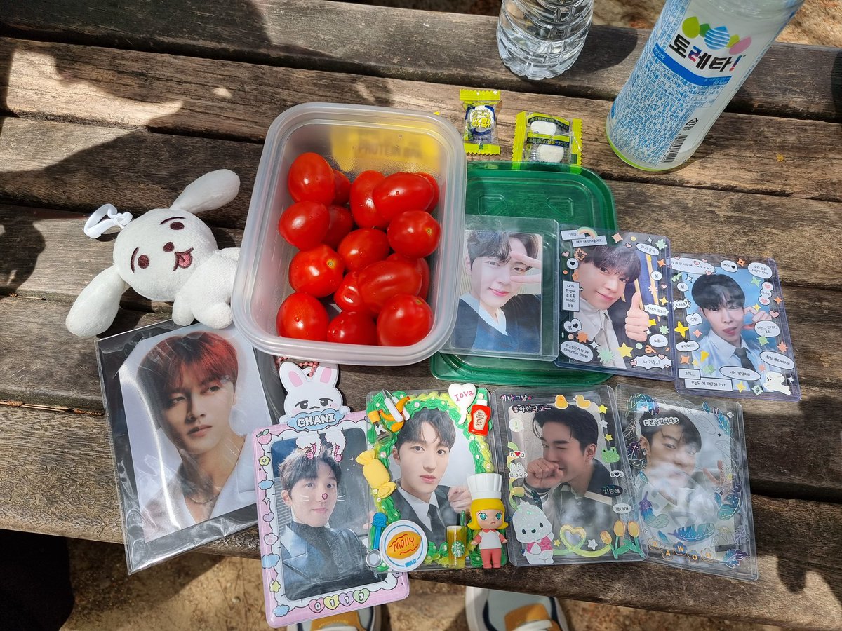 fishlive114's tweet photo. 등산하고
계속 먹었음
아 인생네컷도 찍었다...!
다음에도 등산하기로 하고 헤어짐!
이로가 토마토도 싸오고 기특하다 https://t.co/yxTIzLDLTl