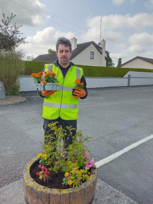 galwayruraldev's tweet photo. Our Craughwell Community Employment Scheme has new vacancies in a variety of positions. The CE Scheme offers part-time and temporary placements in jobs based within the local  community and with training and other supports provided. Email mfeeney@grd.ie. Thanks to Tom &amp; Jan. #CES https://t.co/q2sRdMuLF3