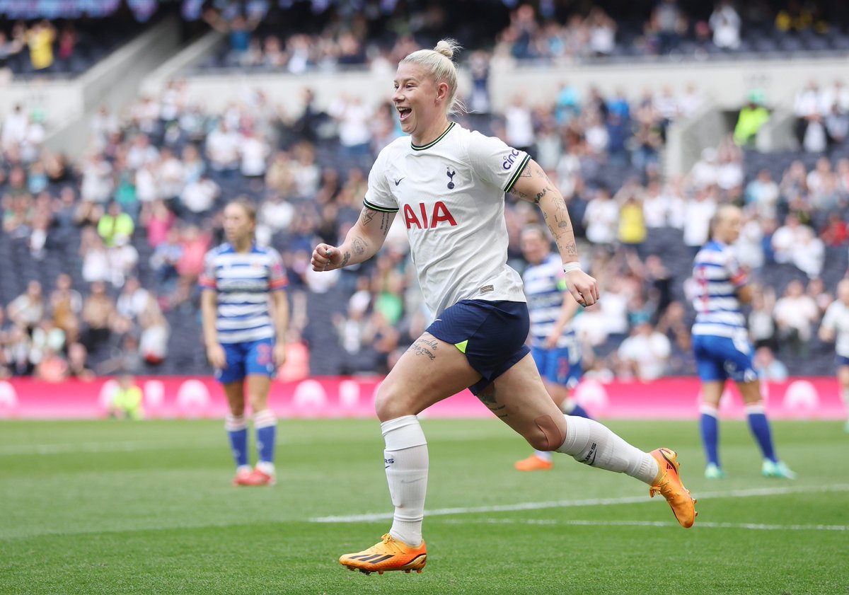 SpursWomen's tweet photo. The signature knee slide from @Bethany_Eng15 ✨ https://t.co/FYQ5wkxsgN